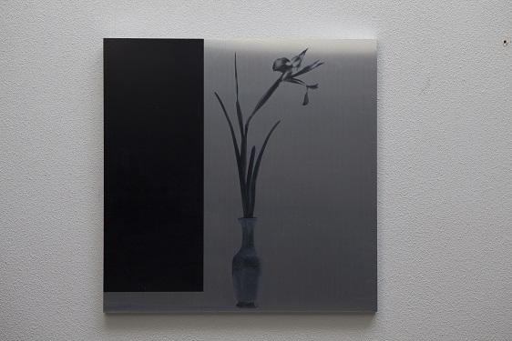 Brushed metal print of flower in vase with a thick black border on the left.